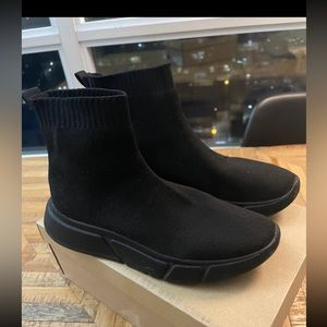 Very comfortable 
Can be use in summer and winter 
Easy to wear